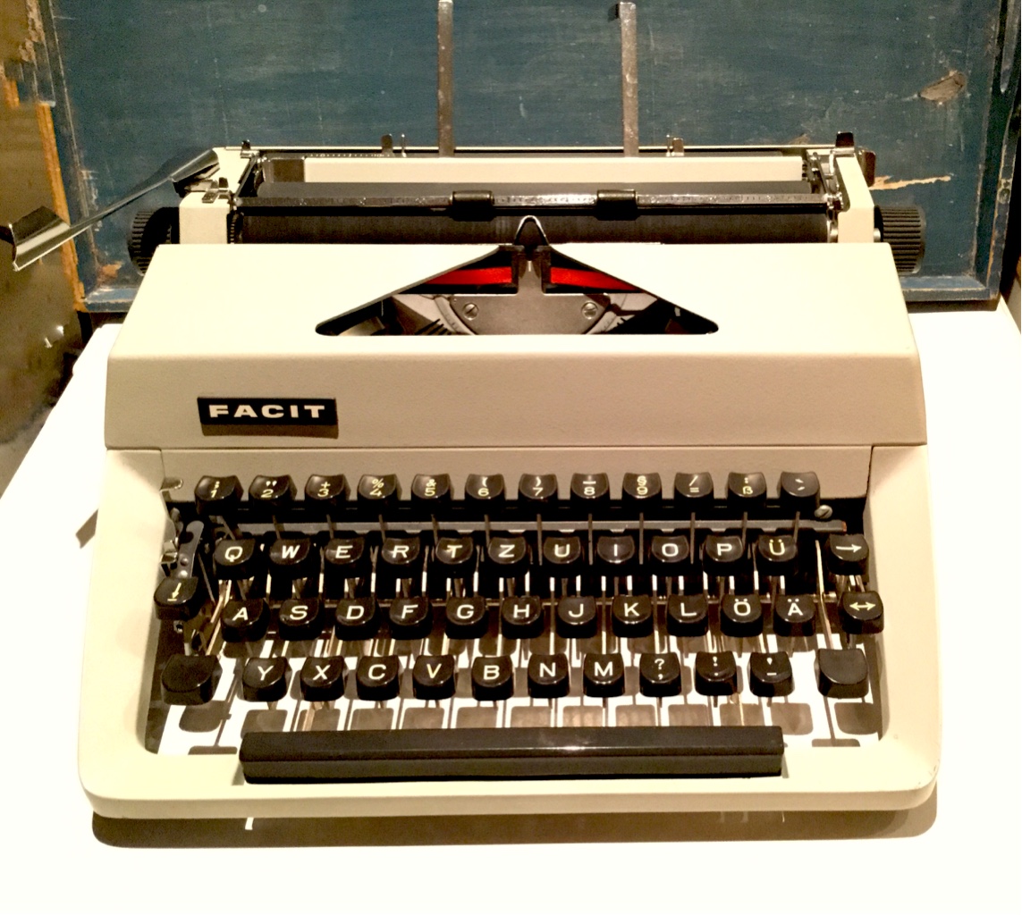 A typewriter on a table 